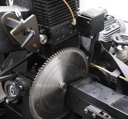 เครื่องแกะเลื่อยใบเลื่อย CNC ความแม่นยําสูง